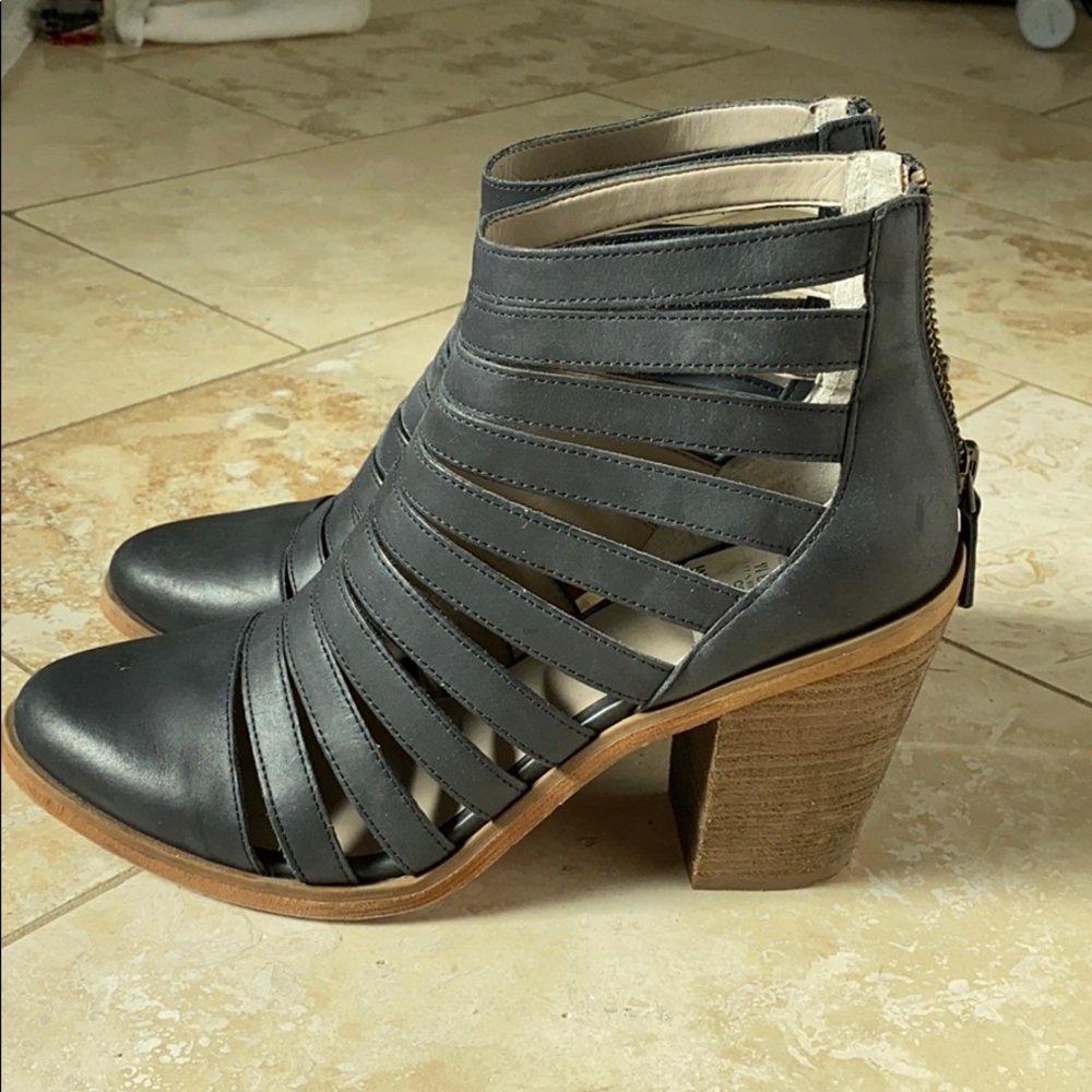 Hinge black booties